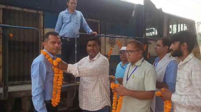 वीडियो न्यूज़ : नीमकाथाना रेलवे स्टेशन पर लोको पायलट का स्वागत :  दिल्ली-रींगस के बीच शुरू हुई नई रेल सेवा, नीमकाथाना रेलवे स्टेशन पर भी ट्रेन का होगा ठहराव