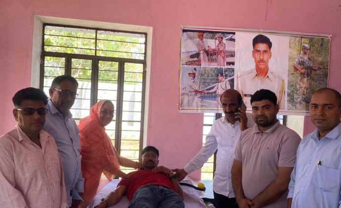 वीडियो न्यूज़ : शहीद प्रमोद कुमार की स्मृति में रक्तदान शिविर : नीमकाथाना के पाटन में आयोजित हुआ शिविर, "रक्तदान जैसा पुनीत कार्य भी देशभक्त का हिस्सा है" :- वीरांगना कविता सामोता