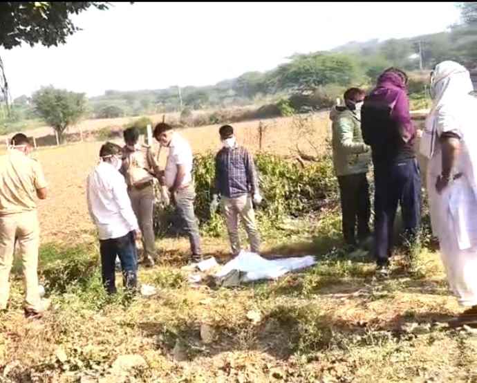 वीडियो न्यूज़ : डोकन के पास सड़क किनारे मिला शव : बदबू आने से ग्रामीणों ने देखा, पुलिस शव की पहचान व मृत्यु के कारणों की जांच में जुटी