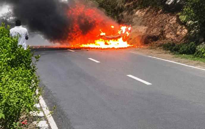सीकर में एक चलती गाड़ी में लगी आग : 3 दोस्तों ने गाड़ी से कूदकर बचाई अपनी जान, आग लगने के कारण रास्ते में लगा लंबा जाम