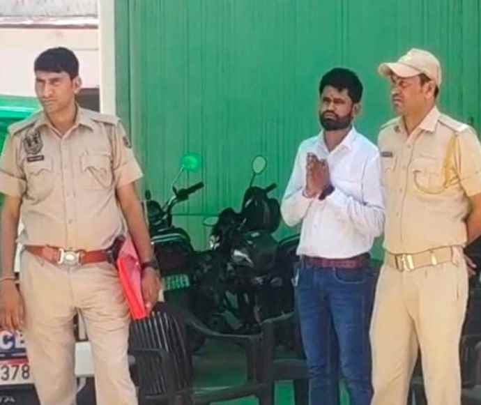 वीडियो न्यूज़ : शिक्षा मंत्री को घुस देने का प्रयास : सरकारी टीचर ने मिठाई के साथ लिफाफा थमाया, गिरप्तार , पाठ्यक्रम समिति में शामिल होना चाहता था