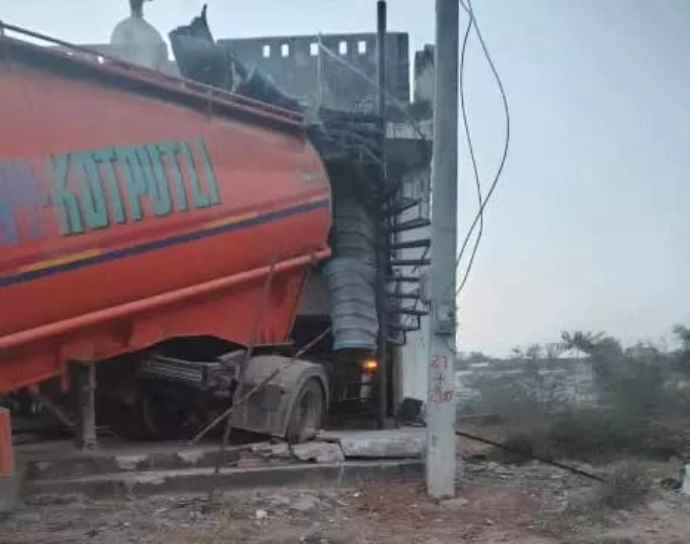 वीडियो न्यूज़ : नीमकाथाना में तेज रफ्तार ट्रेलर का कहर : ट्रेलर अनियंत्रित होकर दुकानों में घुसा, बड़ा हादसा टला, दुकानों को हुआ भारी नुकसान