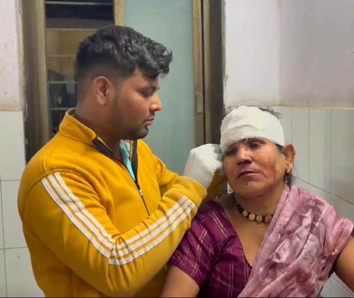 वीडियो न्यूज़ : नीमकाथाना में पेजियो पर लाठी डंडो से हमला : हमले में महिलाओ सहित 7 घायल, प्राथमिक उपचार के बाद मिली छुट्टी, पेजियो के देरी से आने पर हुआ विवाद