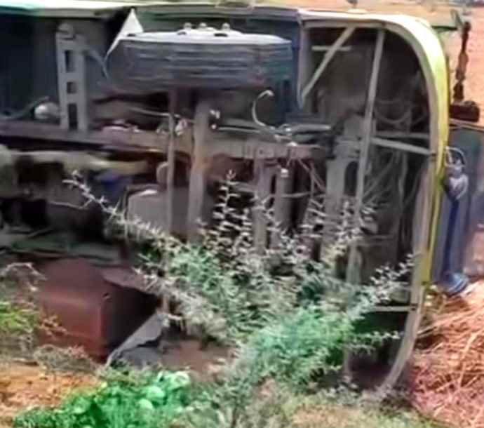 कोटपूतली में ग्रामीण बस बेकाबू होकर पलटी : हादसे में दो दर्जन सवारियां घायल , तीन की हालत गंभीर, अचानक मवेशी आने से हुआ हादसा