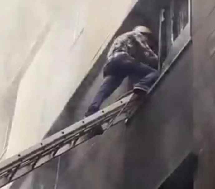 होटल में लगी भीषण ,  मची अफरा-तफरी : आग लगने से  जिंदा जला एक युवक, 3 अचेत हालत में मिले, बचाव कार्य जारी
