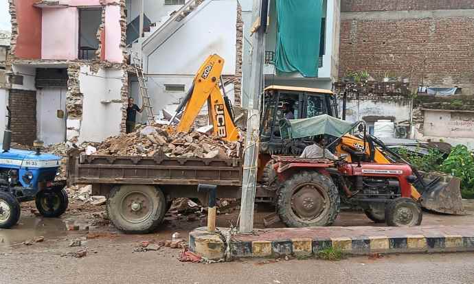 वीडियो न्यूज : नीमकाथाना में शाहपुरा चिड़ावा सड़क चौड़ीकरण मामला : हटाए गए अतिक्रमण का मलबा हटाने का कार्य जारी, हाईकोर्ट से स्थगन प्राप्त लोग बी हटा रहे निर्माण
