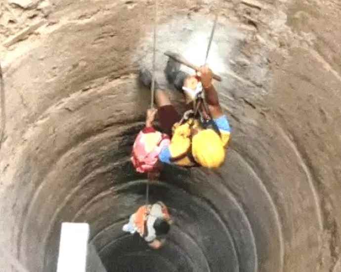 सीकर में कुएं में मिला युवक का शव : युवक 24 घंटे से था लापता, सिविल डिफेंस टीम ने रेस्क्यू करके बॉडी को बाहर निकाला