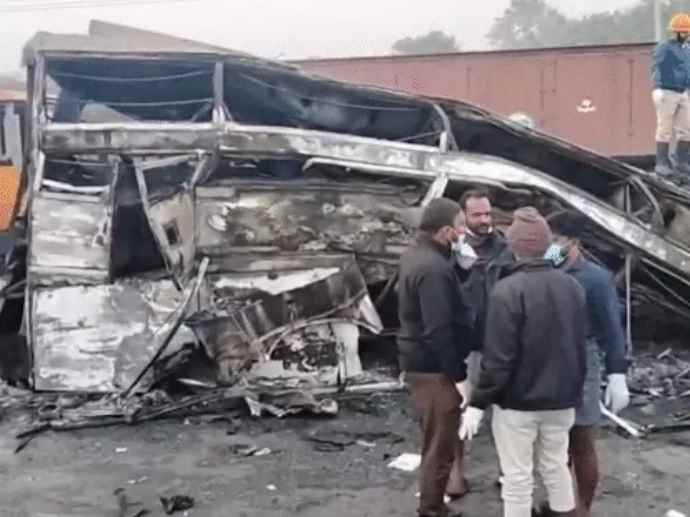 कर्नाटक में लॉरी और स्लीपर बस में टक्कर के बाद आग : 10 जिंदा जले, बस में ड्राइवर और कंडक्टर समेत 32 लोग सवार थे, चित्रदुर्ग में NH48 पर गोरलाथु गांव के पास हुआ हादसा