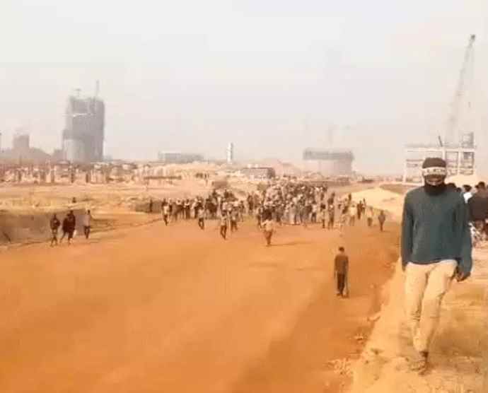 वंडर सीमेंट प्लांट में मजदूरों ने की तोड़फोड़ : अधिकारियों को दौड़ा-दौड़ाकर पीटा, हालात बेकाबू होते देख पुलिस पीछे हटी, चार थानों की पुलिस  बुलाई