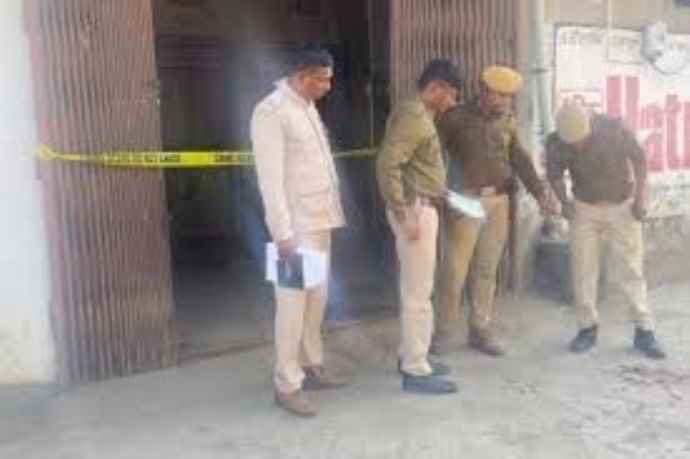 शिक्षक ने पत्नी-बेटे पर किया जानलेवा हमला : दरांती से किया जानलेवा हमला, शव कमरे में मिला संदिग्ध हालत में, पुलिस ने पोस्टमार्टम करवाकर करवाया अंतिम संस्कार