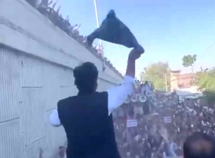 जिलों का भूगोल बदलने पर सड़कों पर उतरे लोग : आक्रोश रैली में लहराया डोटासरा का काला गमछा, डोटासरा बोले - पंचायत - निकाय चुनाव में बहुरूपियों के मोरिया बुला देना