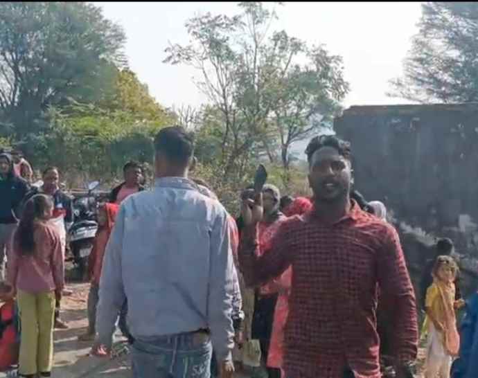 वीडियो न्यूज़ : पाटन में शव मिलने से फैली सनसनी : परिजनों ने लगाया हत्या का आरोप, स्टेट हाईवे जाम कर किया प्रदर्शन, हाईवे सड़क के दोनों और लगी वाहनों की लंबी कतार