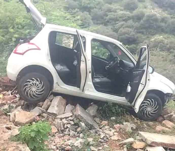 हर्ष पर्वत से खाई में फिर गिरी कार : 10 फीट पर पत्थर आने से बचे, कार में पांच लोग थे सवार, दिल्ली से घूमने आया था परिवार
