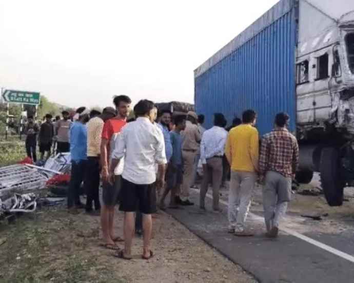 हादसे में दूल्हा-दुल्हन सहित 5 की मौत : दौसा-मनोहरपुर हाईवे पर ट्रक - जीप की भिडंत, बारातियों के शव बुरी तरह गाड़ियों में फंसे, 6 बाराती घायल