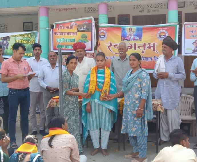 संस्कृत स्कूल में बोर्ड परीक्षा टॉपर्स का सम्मान : गणेश्वर के संस्कृत विद्यालय में स्टूडेंट्स का सम्मान , वक्ताओ ने की स्कूल में अधिक से अधिक एडमिशन करवाने की अपील