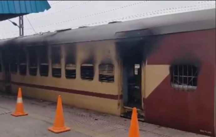 सासाराम-पटना पैसेंजर ट्रेन में अचानक लगी आग : आग की घटना से रेलवे स्टेशन पर मची अफरा-तफरी, दमकलकर्मियों ने आग पर पाया काबू