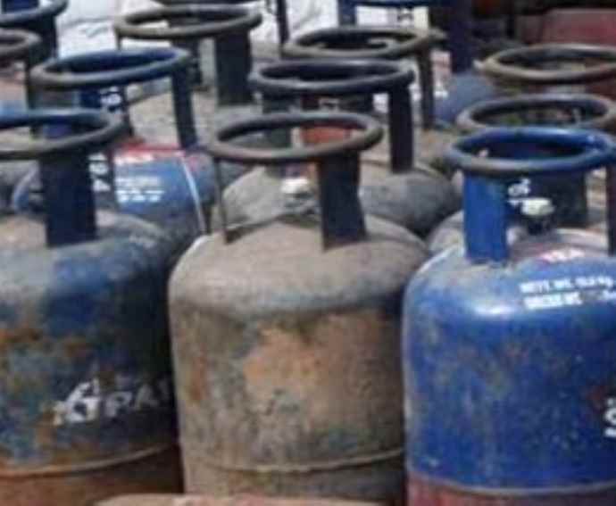 केंद्र सरकार ने गैस की कीमते बढाई : नई कीमते आज से लागू,  घरेलू गैस सिलेंडर 60, कॉमर्शियल सिलेंडर 114 रुपये हुआ महंगा