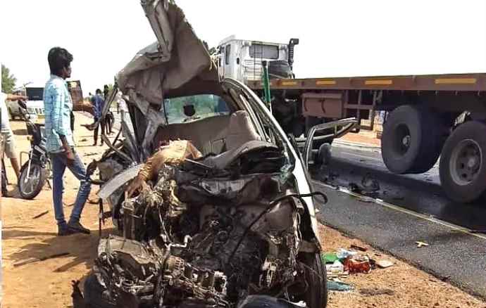ट्रक और कार की आमने सामने की भिड़ंत : भीषण हादसे में दो महिलाओं और एक बच्चे समेत चार की मौत, दो ने घटनास्थल पर ही दम तोड़ा
