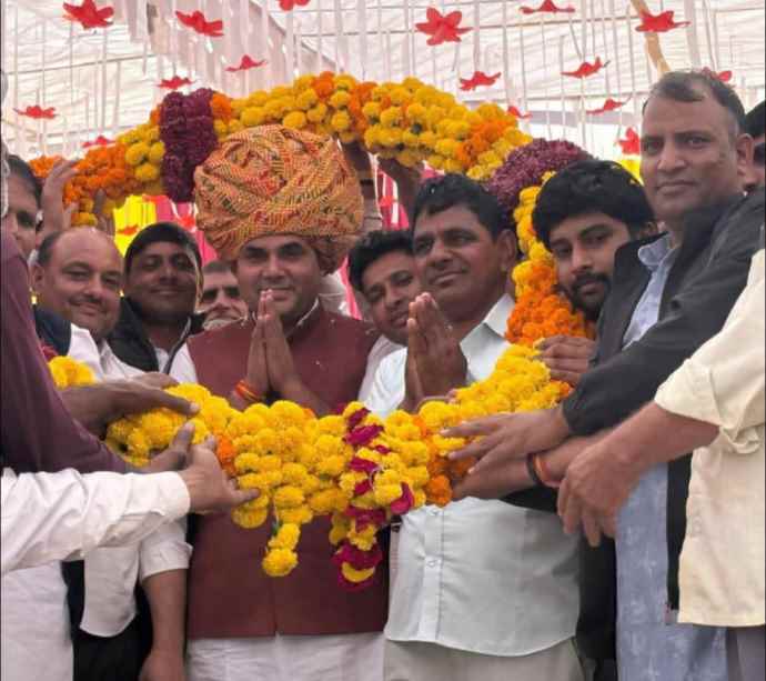 भोजपुर को पंचायत बनाने पर विधायक का सम्मान : ग्रामीणों ने 51 मीटर का साफा और 51 किलो फूलों की माला पहनाकरकर विधायक सुभाष मील किया सम्मान