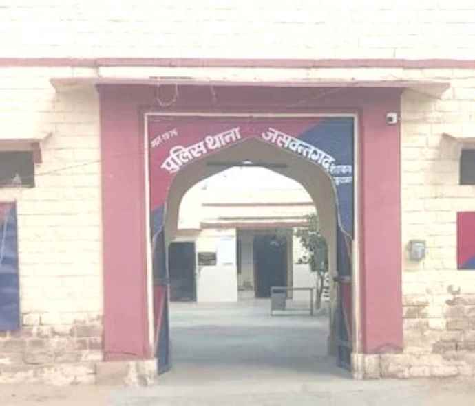 दुष्कर्म के आरोपी को पकड़ना पुलिसकर्मियों को पड़ा भारी :  थाना प्रभारी सहित चार पुलिसकर्मी सस्पेंड, दलित महिला से रेप के आरोपी को बिना वारंट गिरफ्तार करने का आरोप