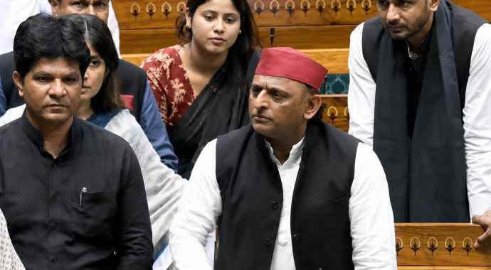 वीडियो लाइव : दिल्ली में स्टूडेंट्स की पिटाई पर संसद में हंगामा : सदन दो बजे तक स्थगित, अखिलेश बोले- बेटियों के कपड़े  फाड़ने का अधिकार किसने दिया?