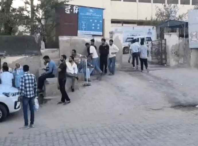 झुंझुनूं में विवाहिता की मौत, हत्या का आरोप  : पुलिस ने मेडिकल बोर्ड से पोस्टमार्टम करवाकर शव परिजनों को सौंपा, मॉर्च्युरी के बाहर दो पक्षों में मारपीट