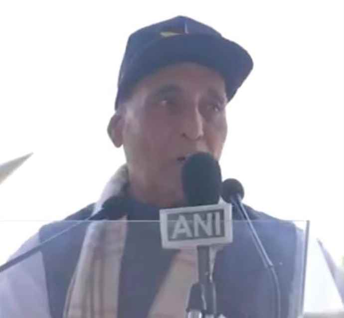 रक्षा मंत्री राजनाथ सिंह पहुंचे भुज एयर बेस : रक्षा मंत्री बोले -  अभी सिर्फ एक ट्रेलर मात्र था, पूरी पिक्चर भी दुनिया को दिखाएंगे, कहा -ऑपरेशन सिंदूर अभी खत्म नहीं हुआ