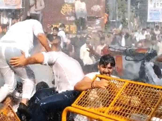 जयपुर यूथ कांग्रेस कार्यकर्ताओ - पुलिस के बीच धक्का-मुक्की : 'वोट चोरी' और एसआईआर में गड़बड़ी के आरोपों को लेकर सीएम आवास का घेराव, पुलिस ने रोका, वाटर कैनन से पानी बरसाया