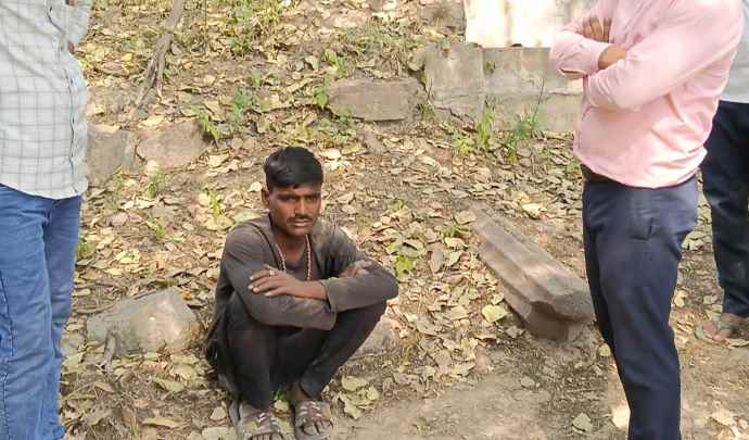 वीडियो न्यूज : नीमकाथाना में लोगों चोर को पकड़ा : युवक कबाड़ी के पास आया था, तीन युवकों ने 9 तारीख को की थी चोरी; पकड़कर बैठाया