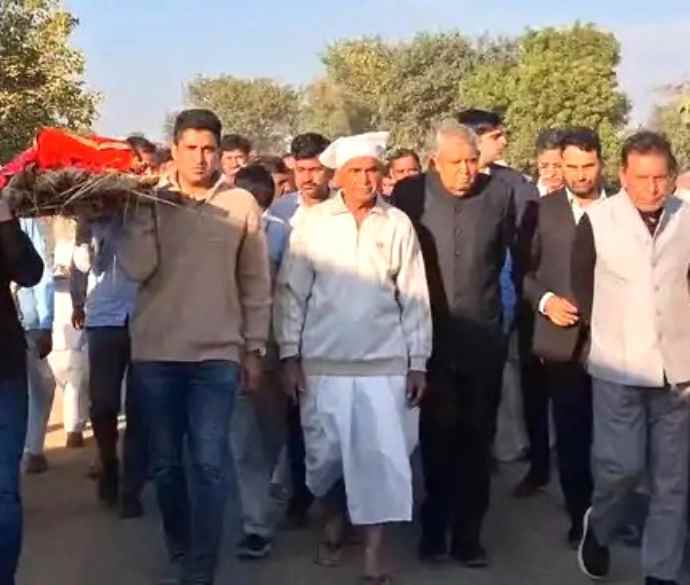 पूर्व उपराष्ट्रपति धनखड़ पहुंचे अपने गाँव किठाना : उपराष्ट्रपति पद से इस्तीफा देने के बाद पहली बार अपने पैतृक गांव पहुंचे , दिवंगत चाची को अर्पित की श्रद्धांजलि