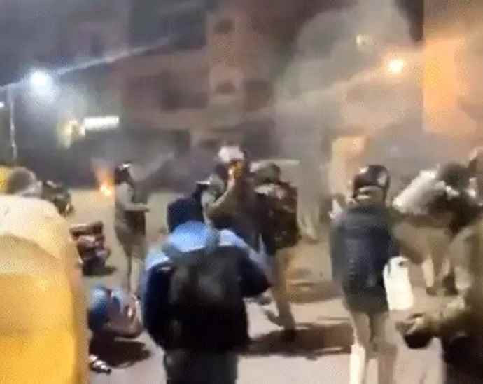 दिल्ली में पुलिस-MCD टीम पर पत्थरबाजी : टीम मस्जिद के पास अवैध निर्माण हटाने पहुंची थी, पुलिस CCTV फुटेज और बॉडी कैमरा रिकॉर्डिंग की मदद से पत्थरबाजों की धर पकड़ में जुटी