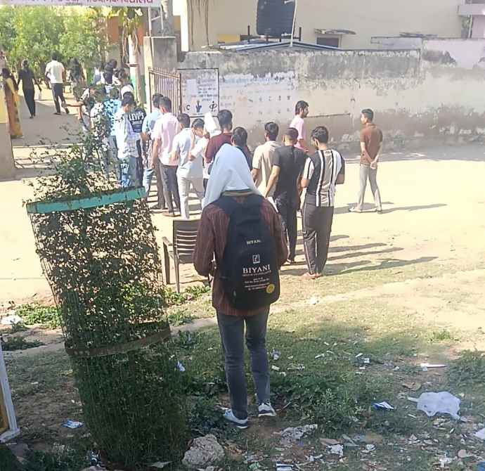 वीडियो न्यूज़ : सीकर में SI भर्ती परीक्षा में दौड़ते हुए सेंटर पहुंचे अभ्यर्थी : महिलाओं की नोजपिन उतरवाई, देरी से आने वाले अभ्यर्थियों को एंट्री नहीं मिली, सीकर जिले में 37 परीक्षा केंद्र,