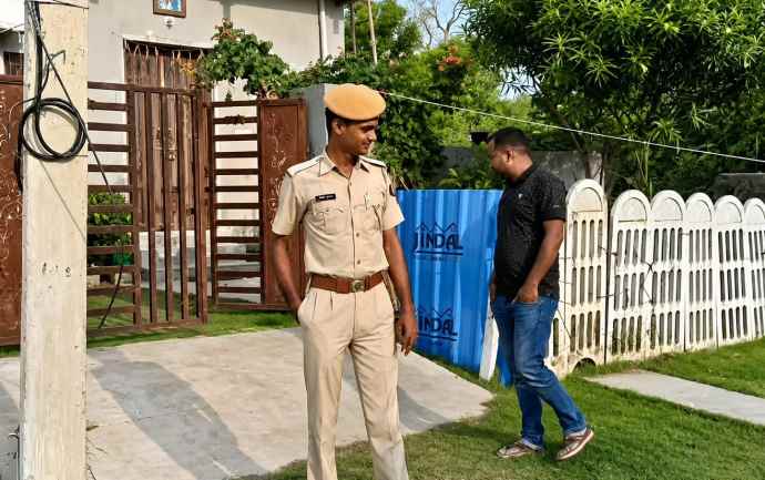 झुंझुनू में कलियुगी बेटे मां की हत्या की : चाकू से ताबड़तोड़ वार कर की हत्या, बहन-जीजा को फोन कर कहा- ‘मम्मी का मर्डर कर दिया’