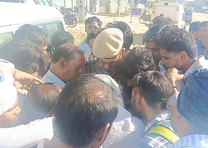 वीडियो न्यूज़ : नीमकाथाना में खाली प्लाट में मिला युवक का शव : मृतक युवक के हाथ पर बना है टैटू, पास में मिले इंजेक्शन, शिनाख्त नही, पुलिस जांच में जुटी