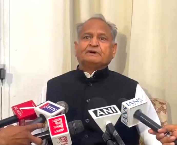 वीडियो न्यूज़ : पूर्व सीएम गहलोत का केंद्र पर पलटवार : गहलोत ने केंद्र को दी चुनौती, कहा - देश में लोकसभा भंग कर चुनाव करवाकर इस मुद्दे पर नया बहुमत मांगना चाहिए