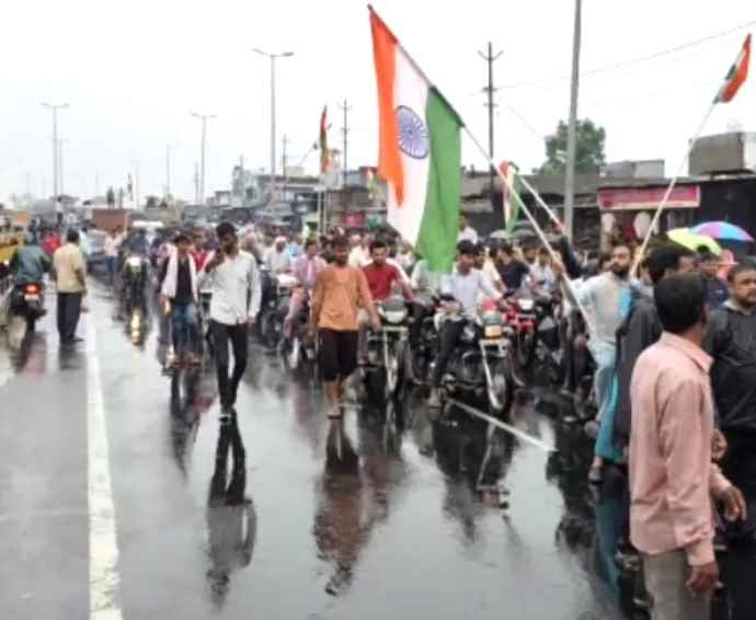 शहीद की अंतिम यात्रा में जनसैलाब : पत्नी तिरंगे में लिपटे पति के शव को देखकर हुई बेसुध, रिमझिम बारिश में भी अंतिम दर्शन के लिए खड़े रहे लोग