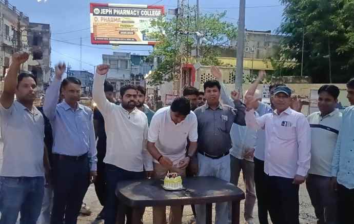 वीडियो न्यूज : केक काटकर नीमकाथाना जिला स्थापना दिवस मनाया : खेतड़ी मोड पर युवाओं की नारेबाजी,  सरकार को जंतर मंतर जैसे आंदोलन की दी चेतावनी