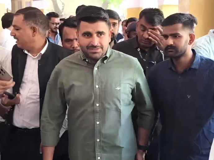 रविंद्र सिंह भाटी उदयपुर कोर्ट में पेश हुए : धारा-144 के उल्लंघन मामले में उदयपुर कोर्ट में पेश हुए, कहा - आंदोलन कुचलने के लिए रचा गया राजनीतिक षड्यंत्र