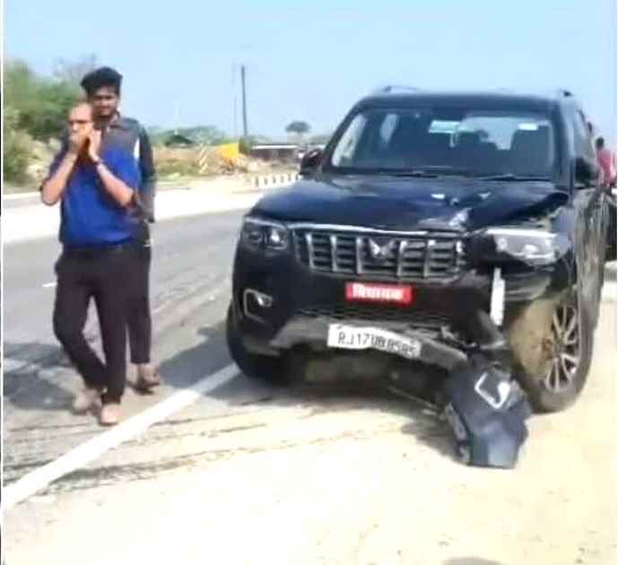 कांग्रेस विधायक की गाड़ी ने बाइक को मारी टक्कर : स्कॉर्पियो की टक्कर से पूर्व-सरपंच की मौत, गुस्साए लोगों ने किया हाईवे जाम, विधायक पर कार्रवाई की मांग