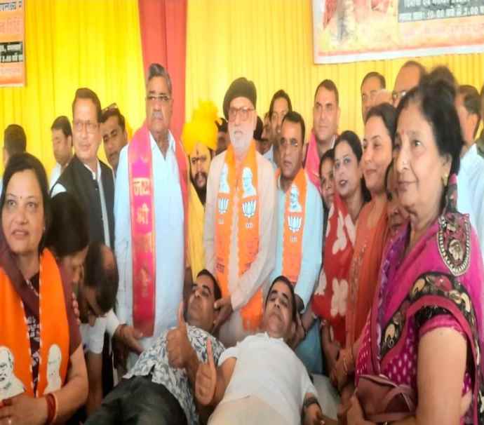 पूर्व प्रदेशाध्यक्ष जोशी के जन्म दिवस पर रक्तदान शिविर  : पूर्व केंद्रीय मंत्री सुभाष महरिया सहित बीजेपी नेताओ ने की रक्तदाताओ की हौसला अफजाई, मील ने किया 160 वीं  बार रक्तदान