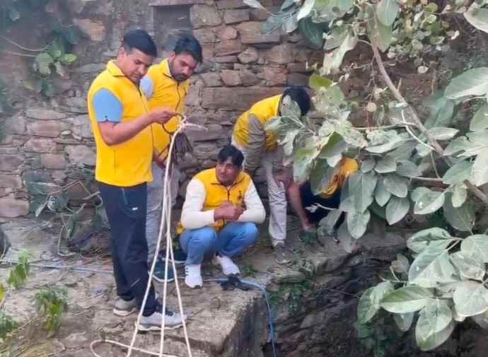 वीडियो न्यूज़ : नीमकाथाना में लापता युवक का कुएं में मिला शव : सीकर से आई सिविल डिफेन्स टीम ने निकाला शव कुएं से बाहर, घर से ट्रैक्टर लेकर निकला था युवक, पुलिस जाँच में जुटी