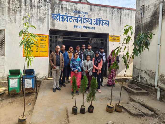 पशुपालन विभाग के कार्मिक की पहल : कार्मिक विजय कुमार कुमावत ने पौधे लगाकर मनाया जन्मदिन, विभाग में कार्यग्रहण भी पौधा भेंटकर किया