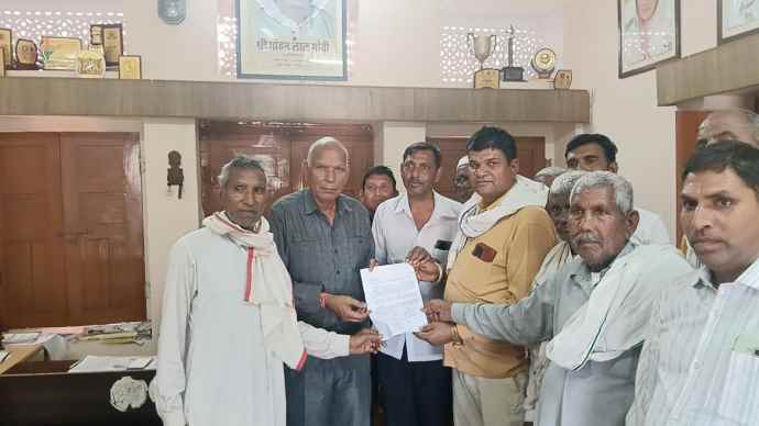 वीडियो न्यूज़ : नीमकाथाना - कोटपुतली फॉर लेन सड़क मामला : डोकन ग्राम में सड़क को जोहड़ से निकालने पर ग्रामीणों में आक्रोश, चहेतो को लाभ पहुंचाने का आरोप