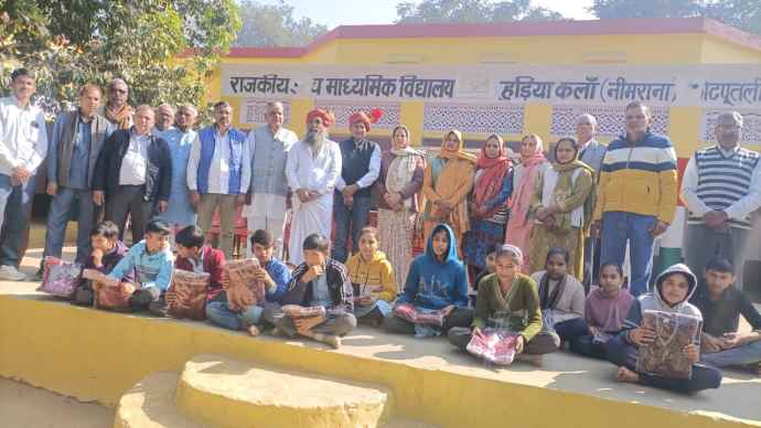 सरकारी स्कूल में कृष्ण भोग का आयोजन  : भामाशाह  रामकुमार यादव ने महात्मा गाँधी स्कूल के विद्यार्थियों को 101 स्वेटर की वितरित