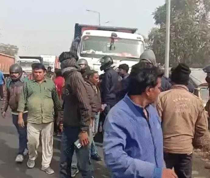 जयपुर में तेज रफ़्तार डंपर का कहर, कार को मारी टक्कर  : डंपर चालक 2 किमी तक घसीट ले गया, चीखते-चिल्लाते रहे लोग, नहीं रुका ड्राइवर, पुलिस ने हिरासत में लिया