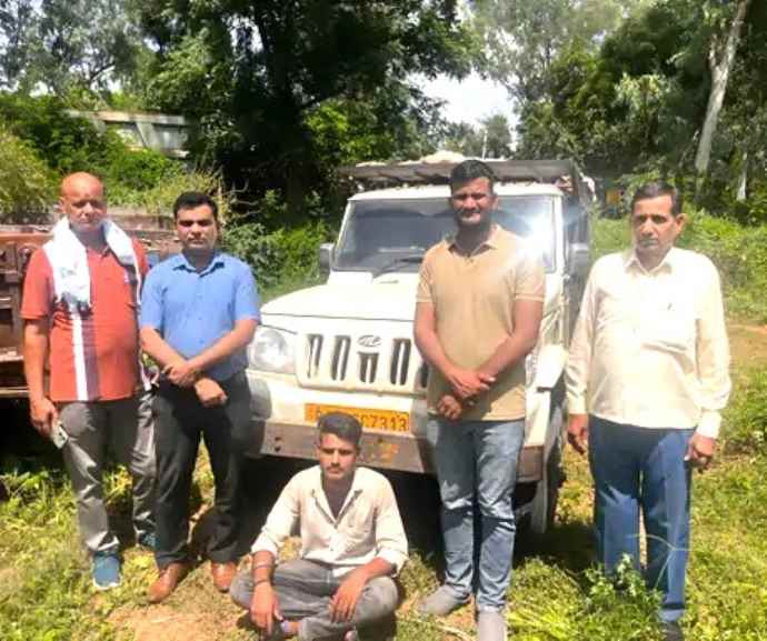 उदयपुरवाटी में वन विभाग की बड़ी कार्रवाई : अवैध खनन और लकड़ी परिवहन पर कार्रवाई, एक जेसीबी और एक पिकअप की जब्त