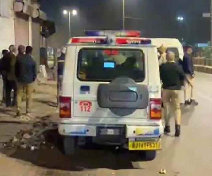 जयपुर में बाइक सवारों ने की फायरिंग : बदमाशो ने परिचित की शादी से लौट रहे दो दोस्तों को मारी गोली, घायलों का SMS अस्पताल में चल रहा इलाज