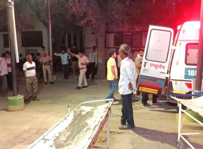 झुंझुनू के पिलानी में डंपर-बोलेरो की भिड़ंत : हादसे में 3 बाराती जिंदा जले, 5 गंभीर घायल, सभी की हालत नाजुक, जयपुर रेफर