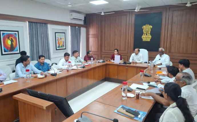 जिला जल एवं स्वच्छता मिशन की समीक्षा बैठक :  सांसद अमराराम ने जल जीवन मिशन के कार्यों को लेकर जताई नाराजगी, कलेक्टर ने दिए निर्देश