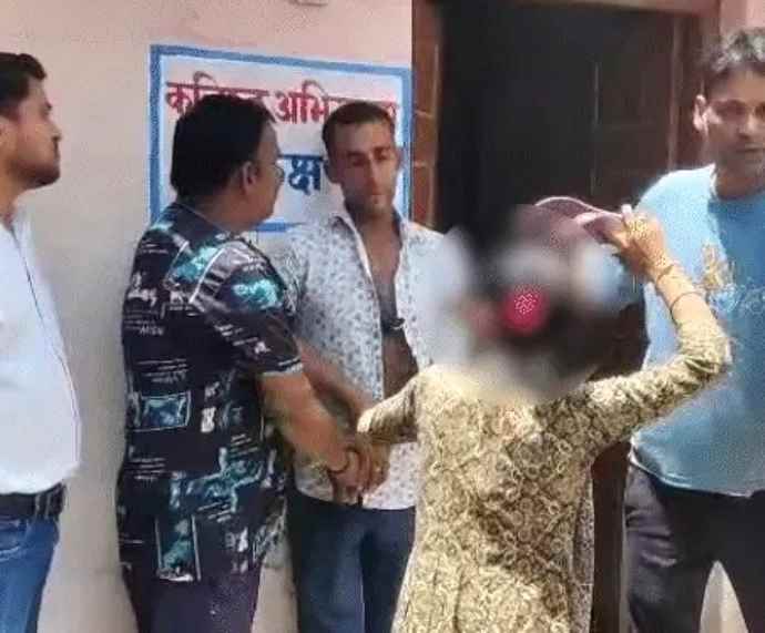 रोजगार सहायक को युवती ने चप्पलो से पीटा : युवती को भेजे अश्लील वीडियो-मैसेज, पहले चप्पलों से हुई पिटाई, फिर नौकरी भी गई
